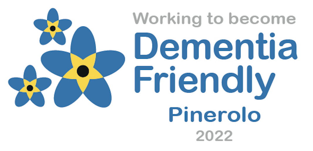 Immagine del logo Dementia Friendly anno 2022 con la scritta Working to become Dementia friendly Pinerolo 2022 e dei fiori azzurri e gialli