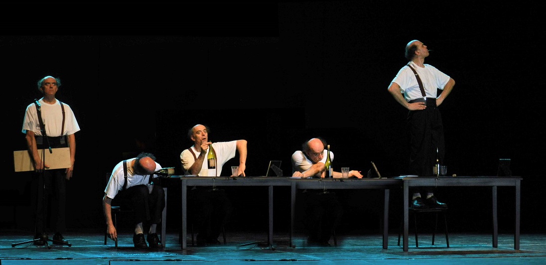Fotografia dello spettacolo La lettera di Paolo Nani, raffigurante un uomo in scena, in 5 diverse posizioni 