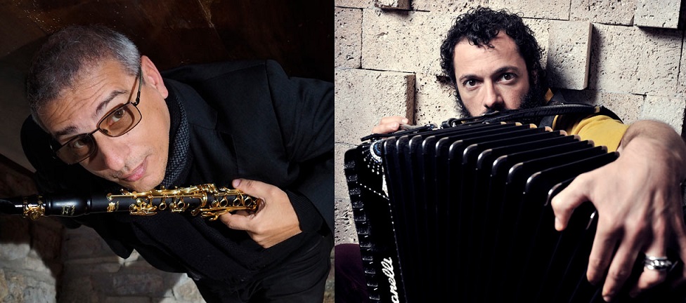 Fotografia del clarinettista Gabriele Mirabassi e del fisarmonicista Simone Zanchini