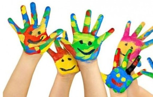 Immagine di dita delle mani colorate, con vari colori e con emoticon disegnate